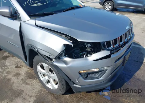 2018 Jeep Compass Latitude 4X4 z USA, uszkodzony, nr VIN 3C4NJDBB7JT112436